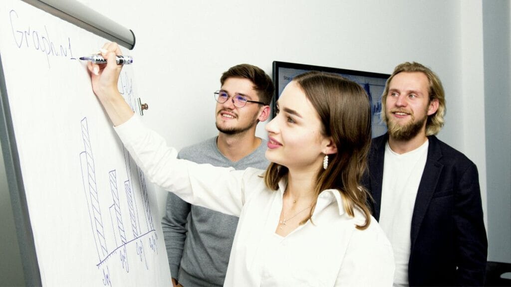 Rupee Cost Averaging के नुकसान का विश्लेषण करता एक निवेशक।