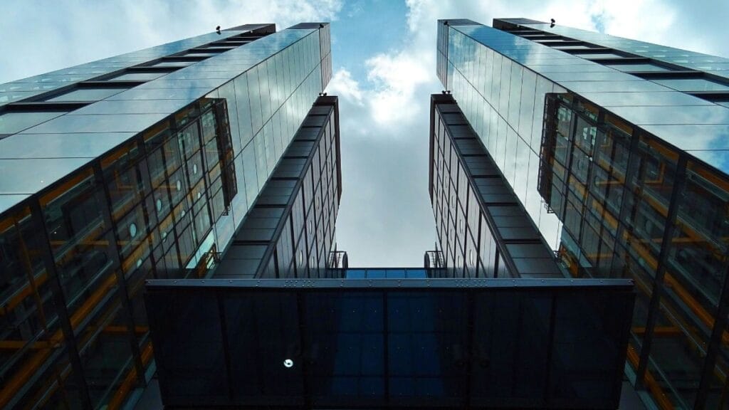 लार्ज कैप फण्ड का प्रतिनिधित्व करती एक बड़ी कंपनी।