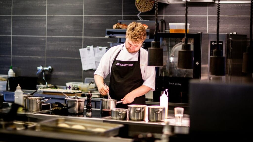 एक एक्टिव फण्ड मैनेजर जो बेस्ट स्टॉक्स चुन रहा है।